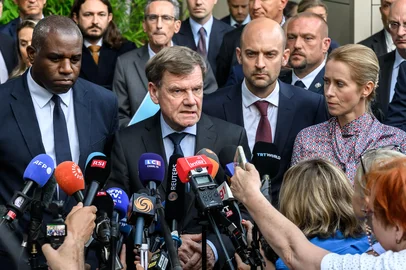 Germany's Foreign Minister Johann Wadephul (C), flanked by Britain's Foreign Secretary David Lammy (L), France's Minister for Europe and Foreign Affairs Jean-Noel Barrot (2nd R) and EU High Representative and Vice-President for Foreign Affairs and Security Policy Kaja Kallas (R), makes a statement following their meeting with Iran's Foreign Minister on Tehran's nuclear programme, at the Intercontinental Hotel in Geneva, on June 20, 2025, aside of a meeting of European Foreign Ministers, as European countries call for de-escalation of tensions after Israeli bombings aimed at breaking Iranian nuclear program. Top European diplomats are set to meet with Iran's Foreign Minister Abbas Araghchi in Geneva on June 20 to discuss Iran's nuclear programme. (Photo by Fabrice COFFRINI / AFP)Editoria: POLLocal: GenevaIndexador: FABRICE COFFRINISecao: diplomacyFonte: AFPFotógrafo: STF<!-- NICAID(16064179) -->