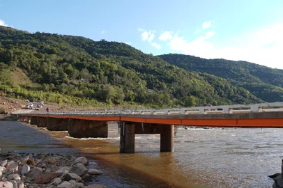 Reforma da ponte entre Bento Gonçalves e Cotiporã deve ser entregue em 60 dias. Obra tem investimento de R$ 655 mil, custeados pelos dois municípios. Estrutura foi danificada pelas chuvas intensas e cheia do Rio das Antas.<!-- NICAID(16353715) -->
