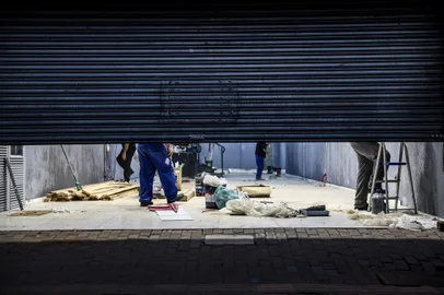 PORTO ALEGRE, RS, BRASIL - 2024.07.24 - Após enchente, comércio do Centro Histórico começa a se recuperar em meio a espaços que permanecem desocupados. (Foto: André Ávila/ Agência RBS)Indexador: Andre Avila<!-- NICAID(15822106) -->