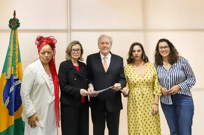 BRASÍLIA, DF. 23/4/2025 - Em reunião com Lewandowski, Deputadas Federais do RS discutem propostas para enfrentamento do feminicídio. Na foto, da esquerda para a direita: Daiana Santos (PCdoB), Maria do Rosário (PT), ministro da Justiça Ricardo Lewandowski, Fernanda Melchionna (PSOL) e Denise Pessôa (PT).<!-- NICAID(16023486) -->