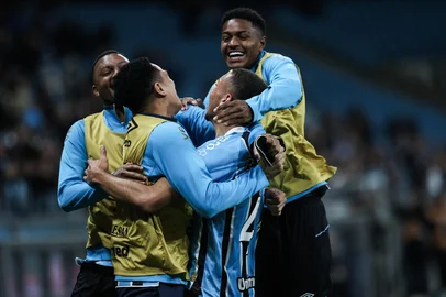 PORTO ALEGRE, RS, BRASIL, 08-07-2025: Na Arena, Grêmio enfrenta o São José valendo o título da Recopa. O duelo promove o encontro entre o campeões do Gauchão 2024 — o Tricolor — e da Copa FGF do ano passado — o Zeca. Na foto, Gol de Alysson, para o 1-0. Fotos: Duda Fortes/Agência RBS<!-- NICAID(16076183) -->