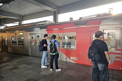 A operação de todas as estações do trensurb foi normalizada na tarde desta terça-feira (14), após quase dois dias de interrupções na linha em razão de um acidente na BR-116, no domingo (12). <!-- NICAID(16265739) -->