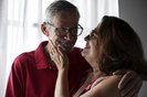 Cachoeirinha, RS, Brasil, 24-11-2023: O casal Volnei Santos Jardim e Neila Maria Rodrigues Goulart em casa. Ela conta sobre o cotidiano do casal e a convivência com o marido, diagnosticado com a doença de Alzheimer. Foto: Mateus Bruxel / Agência RBSIndexador: Andre Avila<!-- NICAID(15607867) -->