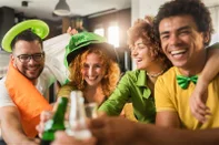 St. Patrick’s Day: veja como fazer cerveja verde e o tradicional Barmbrack