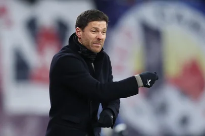 Bayer Leverkusen's Spanish head coach Xabi Alonso reacts during the German first division Bundesliga football match between RB Leipzig and Bayer Leverkusen in Leipzig on January 20, 2024. (Photo by Ronny HARTMANN / AFP) / DFL REGULATIONS PROHIBIT ANY USE OF PHOTOGRAPHS AS IMAGE SEQUENCES AND/OR QUASI-VIDEOEditoria: SPOLocal: LeipzigIndexador: RONNY HARTMANNSecao: soccerFonte: AFPFotógrafo: STR<!-- NICAID(15661649) -->
