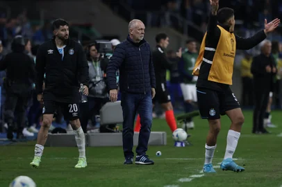 PORTO ALEGRE, RS, BRASIL, 23-07-2025: Grêmio  x Alianza Lima válido pelas playoffs da Copa Sul-americana. O tricolor vai buscar o placar negativo contra os peruanos. Técnico, Mano Menezes. Foto: Renan Mattos / Agência RBS<!-- NICAID(16086953) -->