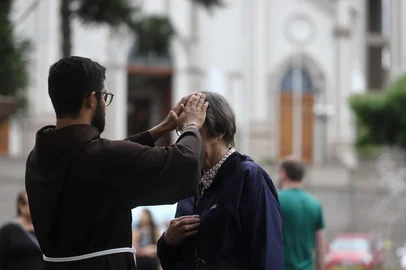 CAXIAS DO SUL, RS, BRASIL, 11/12/2024. Bênção dos Capuchinhos, tradicional ação dos freis que ocorre nesta quarta (11), na Praça Dante Alighieri. (Bruno Todeschini/Agência RBS)Indexador: Bruno Todeschini<!-- NICAID(15933624) -->