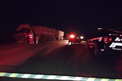 Colisão frontal entre carro e caminhão provoca a morte de casal de idosos em Tupanciretã<!-- NICAID(15820473) -->