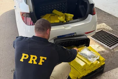 Polícia Rodoviária Federal / Divulgação PRF apreende 92 quilos de maconha e prende dupla por tráfico em Passo Fundo<!-- NICAID(16348765) -->