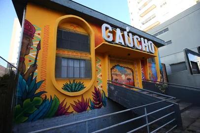 CAXIAS DO SUL, RS, BRASIL, 03/12/2025. Fachada do Clube Gaúcho foi revitalizada.  (Porthus Junior/Agência RBS)<!-- NICAID(16179358) -->