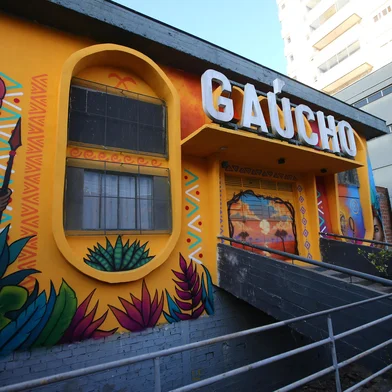 CAXIAS DO SUL, RS, BRASIL, 03/12/2025. Fachada do Clube Gaúcho foi revitalizada.  (Porthus Junior/Agência RBS)<!-- NICAID(16179358) -->