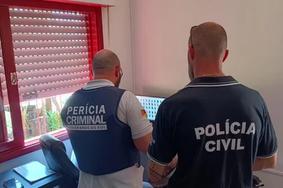 Um homem de 35 anos foi preso em flagrante em Taquara, no Vale do Paranhana, nesta terça-feira (21), por armazenamento de conteúdo de exploração sexual infantil. Ele é suspeito de se passar por crianças em perfis falsos nas redes sociais e coagir menores de idade para que lhe enviassem imagens sexuais.Em um computador na casa do suspeito a polícia encontrou 800 pastas com conteúdo de abuso sexual de crianças e adolescentes. Na quarta-feira a prisão dele foi convertida em preventiva, devido à vulnerabilidade de suas vítimas.<!-- NICAID(15959363) -->