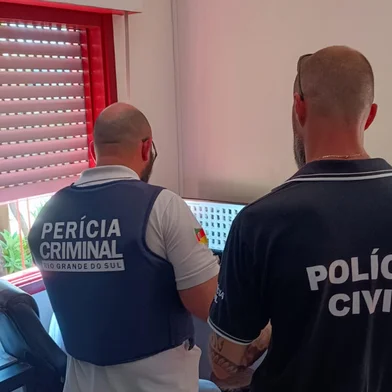 Um homem de 35 anos foi preso em flagrante em Taquara, no Vale do Paranhana, nesta terça-feira (21), por armazenamento de conteúdo de exploração sexual infantil. Ele é suspeito de se passar por crianças em perfis falsos nas redes sociais e coagir menores de idade para que lhe enviassem imagens sexuais.Em um computador na casa do suspeito a polícia encontrou 800 pastas com conteúdo de abuso sexual de crianças e adolescentes. Na quarta-feira a prisão dele foi convertida em preventiva, devido à vulnerabilidade de suas vítimas.<!-- NICAID(15959363) -->