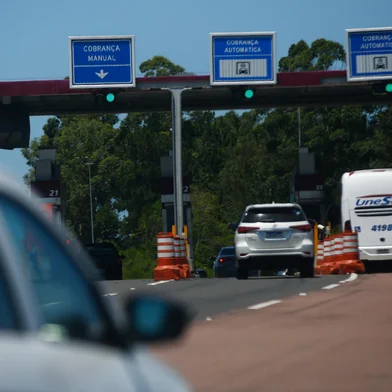 Gravataí, RS, Brasil, 27/12/2023 - Placas informativas da distância até às cabines de cobrança dos pedágios - Foto: Jonathan Heckler/Agência RBS<!-- NICAID(15635484) -->