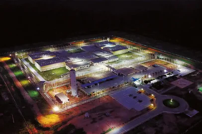 Dois presos escaparam da Penitenciária Federal de Mossoró (RN), 280 quilômetros a oeste de Natal (RN). Trata-se da primeira vez que detentos conseguem escapar de uma das cinco penitenciárias de segurança máxima do país.<!-- NICAID(15678969) -->