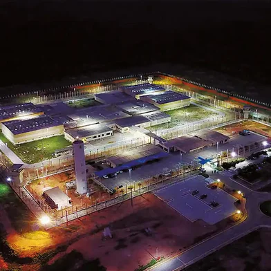 Dois presos escaparam da Penitenciária Federal de Mossoró (RN), 280 quilômetros a oeste de Natal (RN). Trata-se da primeira vez que detentos conseguem escapar de uma das cinco penitenciárias de segurança máxima do país.<!-- NICAID(15678969) -->