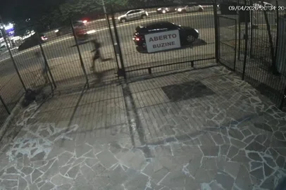 PORTO ALEGRE - Dupla foge depois de balear motorista na Protásio Alves<!-- NICAID(16263013) -->