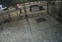 Câmera registra fuga de dupla que baleou motorista de carro em assalto; veja vídeo 