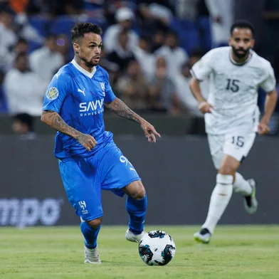 Hilal's Brazilian forward Michael (C) fights for the ball with Shabab's Saudi midfielder Hussain al-Qahtani during the 2023 Arab Club Champions Cup semi-final football match between Saudi Arabia's Al-Shabab and Al-Hilal at the King Fahd Stadium in Taif on August 9, 2023. (Photo by AFP)Editoria: SPOLocal: TaifIndexador: -Secao: soccerFonte: AFPFotógrafo: STR<!-- NICAID(15843099) -->