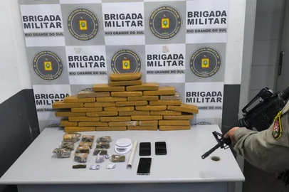 Brigada Militar / Divulgação Após perseguição, suspeito por tráfico é preso e mais de 20 kg de maconha são apreendidos em São Marcos.<!-- NICAID(16246702) -->