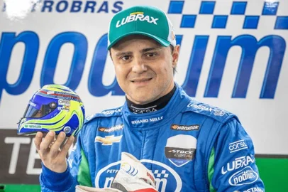 ara arrecadar recursos para as vítimas da chuva no Rio Grande do Sul, a plataforma Play For a Cause mobilizou estrelas do esporte e abriu um leilão chamado Em Prol do RS. Felipe Massa doa miniatura de capacete e sapatilhas da Ferrari.<!-- NICAID(15552528) -->