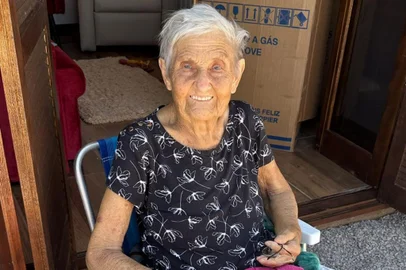 Morreu nesta sexta-feira (1º) a aposentada Norma Dorst, aos 89 anos. A moradora de Roca Sales, no Vale do Taquari, ficou conhecida em um vídeo publicado nas redes sociais que mostrava seu reencontro emocionado com uma vizinha após a enchente de maio passado ter destruído as casas de ambas. Norma e Anilda Castoldi, 81 anos, moraram lado a lado e ficaram distantes por 20 dias, em abrigos, até voltarem ao lugar onde viveram por 40 anos, agora destruído.<!-- NICAID(15905505) -->