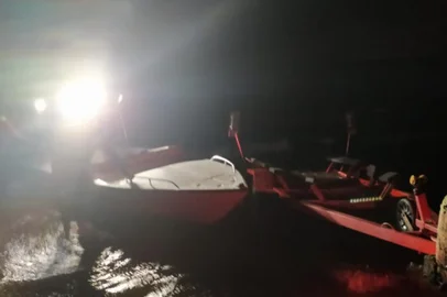 Barco vira e três tripulantes são resgatados após quatro horas em lagoa no Litoral Norte<!-- NICAID(15594680) -->