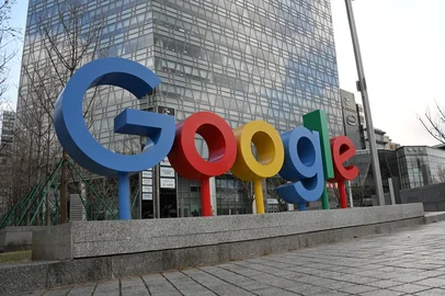 (FILES) The Google logo is seen outside a building housing Google offices in Beijing on February 4, 2025. A US judge on April 17, 2025 ruled that Google wielded monopoly power in the online ad technology market in a blow that could rattle the tech giant's revenue engine. The federal government and more than a dozen US states filed the antitrust suit against Alphabet-owned Google, accusing it of acting illegally to dominate three sectors of digital advertising -- publisher ad servers, advertiser tools, and ad exchanges. (Photo by GREG BAKER / AFP)Editoria: FINLocal: BeijingIndexador: GREG BAKERSecao: economy (general)Fonte: AFPFotógrafo: STF<!-- NICAID(16019475) -->