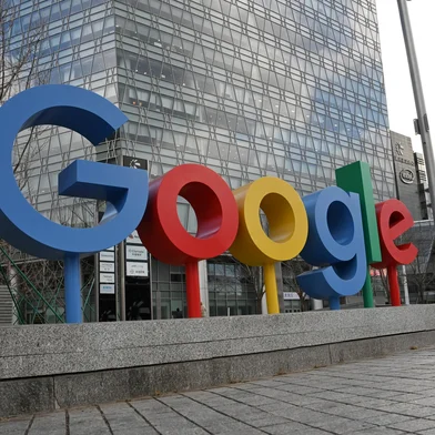 (FILES) The Google logo is seen outside a building housing Google offices in Beijing on February 4, 2025. A US judge on April 17, 2025 ruled that Google wielded monopoly power in the online ad technology market in a blow that could rattle the tech giant's revenue engine. The federal government and more than a dozen US states filed the antitrust suit against Alphabet-owned Google, accusing it of acting illegally to dominate three sectors of digital advertising -- publisher ad servers, advertiser tools, and ad exchanges. (Photo by GREG BAKER / AFP)Editoria: FINLocal: BeijingIndexador: GREG BAKERSecao: economy (general)Fonte: AFPFotógrafo: STF<!-- NICAID(16019475) -->