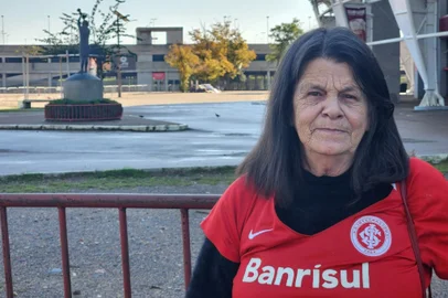 Deniria da Costa, torcedora do Inter, vai ao Beira-Rio homenagear Fernandão.