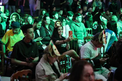 PORTO ALEGRE, RS, BRASIL, 17-10-2025: Grupo RBS promove evento de exibição do último capítulo da novela Vale Tudo. Centenas de pessoas  trajando máscaras da vilã Odete Roitman, acompanharam a trama final do remake da novela que marcou o final dos anos 80. Foto: Renan Mattos / Agência RBS<!-- NICAID(16149194) -->