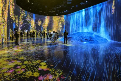 People gather near the entrance during a media tour of the new location for the digital art of Japanese collective "teamLab" at the recently opened 325-metre Azabudai Hills tower in Tokyo on February 5, 2024, ahead of the public opening on February 9. The previous loation of "teamLab Borderless" held the Guinness World Record for the most-visited museum dedicated to a single art group, with nearly 2.2 admissions in one year. (Photo by Richard A. Brooks / AFP) / RESTRICTED TO EDITORIAL USE - MANDATORY MENTION OF THE ARTIST UPON PUBLICATION - TO ILLUSTRATE THE EVENT AS SPECIFIED IN THE CAPTIONEditoria: ACELocal: TokyoIndexador: RICHARD A. BROOKSSecao: culture (general)Fonte: AFPFotógrafo: STF<!-- NICAID(15669864) -->