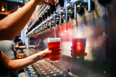 PORTO ALEGRE, RS - BRASIL -  25/01/2019 - 4Beer, Daniel Diefenthäler - Das as às fábricas, microcervejarias crescem e movimentam o comércio de bebidas alcoólicas no Estado. Apesar de ainda representarem um pequeno percentual do consumo de cervejas, as artesanais crescem na preferência do público e motivam até pubs dedicados a elas (OMAR FREITAS / AGÊNCIA RBS)<!-- NICAID(13934495) -->