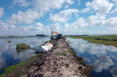 Técnicos do Instituto Nacional de Colonização e Reforma Agrária (Incra) iniciaram, neste sábado (25), as obras de reparo emergencial da barragem que fica no assentamento Filhos de Sepé, em Viamão, na Região Metropolitana.<!-- NICAID(15608676) -->