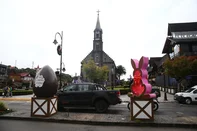 GRAMADO, RS, BRASIL, 11/03/2026. Movimento e decoração em Gramado, neste período de Páscoa. (Porthus Junior/Agência RBS)<!-- NICAID(16243716) -->