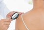 Por que mais da metade dos brasileiros nunca foi ao dermatologista?