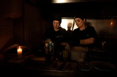 A barman works in La Taberna restaurant without lights in Ronda, near Malaga, on April 28, 2025, during a massive power cut affecting the entire Iberian peninsula and the south of France. Power went out across all of Spain and Portugal, cutting cellphone and internet networks, halting trains and trapping people in elevators, officials said. The operator, Red Electrica, said it would likely take six to 10 hours to restore power in the country and urged people not to speculate as to the cause of the outage. (Photo by JORGE GUERRERO / AFP)Editoria: ENVLocal: RondaIndexador: JORGE GUERREROSecao: energy and resourceFonte: AFPFotógrafo: STR<!-- NICAID(16025724) -->