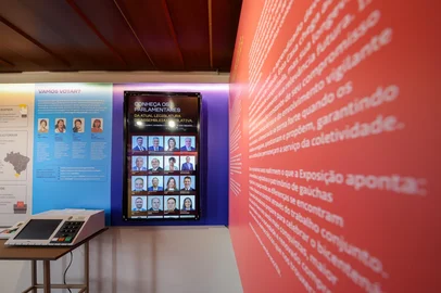 Urna eletrônica instalada no Memorial da Assembleia Legislativa para votação simulada sobre os personagens de O Tempo e o Vento, de Erico Verissimo. Foto: Lucas Kloss/Assembleia Legislativa/Divulgação<!-- NICAID(16184854) -->