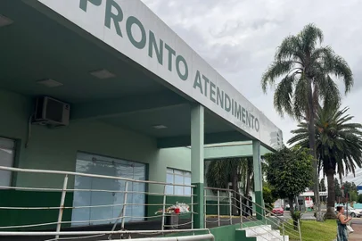 CANOAS / RS: Com macas improvisadas, superlotação e áreas sem ar condicionado, pacientes e acompanhantes reclamam da falta de estrutura do Hospital Nossa Senhora das Graças, em Canoas, na Região Metropolitana.<!-- NICAID(15957299) -->