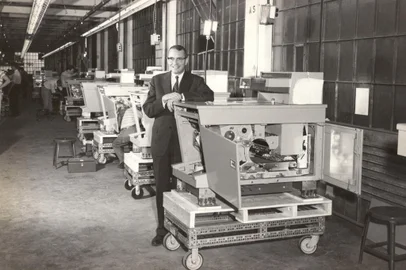 Joseph Wilson na empresa com com uma copiadora Xerox#PÁGINA:07 Fonte: Divulgação Fotógrafo: Xerox<!-- NICAID(1761309) -->