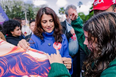 Manuela e Pimenta denunciam vandalismo em windbanners. Neste domingo (6) pela manhã, voluntários dos dois candidatos se reuniram na Redenção para um mutirão de costura dos materiais danificados, que continuarão nas ruas após o reparo.<!-- NICAID(16360541) -->