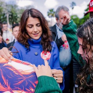 Manuela e Pimenta denunciam vandalismo em windbanners. Neste domingo (6) pela manhã, voluntários dos dois candidatos se reuniram na Redenção para um mutirão de costura dos materiais danificados, que continuarão nas ruas após o reparo.<!-- NICAID(16360541) -->