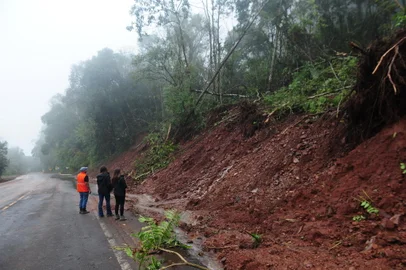 CAXIAS DO SUL, RS, BRASIL, 17/06/2024. Após chuva forte, equipes da prefeitura de Caxias do Sul avaliam encostas em Galópolis. De acordo com a administração municipal, os alertas e orientações para evacuação devem se tornar comuns no caso de temporais. (Porthus Junior/Agência RBS)<!-- NICAID(15791119) -->