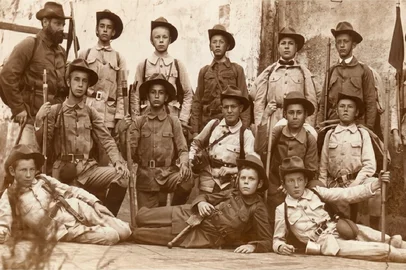 Um grupo de escoteiros de Porto Alegre protagonizou uma aventura em 1914. Quatorze meninos, com idades entre 12 e 15 anos, partiram rumo a Blumenau, percorrendo grande parte do trajeto a pé. Acompanhados de um adulto, também viajaram de trem e barco.Durante seus 95 anos de vida, o alemão Guilherme (Willy) Hugo Fick contou inúmeras vezes os detalhes da jornada a amigos, filhos e netos. Em 1986, sua companheira, Hilda Iris Zwanziger, resolveu registrar a história. As folhas datilografadas em alemão serviram de base para o resgate feito por Ricardo Hildebrand, neto de Willy, que escreveu o livro A Grande Jornada — Os Meninos Pioneiros do Turismo de Aventura, editado pelo jornalista Fernando di Primio.Os meninos foram acompanhados pelo chefe Georg Black, um alemão de destacada atuação na ginástica e em outros esportes na Sogipa, então chamada Turnerbund. Em viagem a um festival de ginástica na Alemanha, ele conheceu o movimento escoteiro, criado por Robert Baden-Powell na Inglaterra. No retorno, em 13 de outubro de 1913, fundou um grupo que hoje leva seu nome: Grupo Escoteiro Georg Black.A viagem partiu de Porto Alegre em 27 de dezembro de 1914.<!-- NICAID(16257559) -->