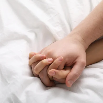 PORTO ALEGRE, RS, BRASIL, 17-07-2025: Casal de mãos dadas. Foto: New Africa/stock.adobe.comIndexador: africaimages.com (Olga YastremskFonte: 1067646039<!-- NICAID(16082785) -->