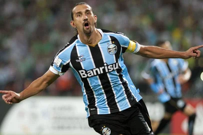 Brazil's Gremio player Hernan Barcos celebrates after scoring against Colombia's Atletico Nacional  during their Libertadores Cup football match at the Atanasio Girardot stadium on April 2, 2014, in Medellin, Antioquia department, Colombia. AFP PHOTO/Raul ARBOLEDAEditoria: SPOLocal: MedellínIndexador: RAUL ARBOLEDASecao: SoccerFonte: AFPFotógrafo: STR<!-- NICAID(10371272) -->