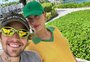 Usando as cores do Brasil, Hailey Bieber exibe barriga de gravidez ao lado de Justin