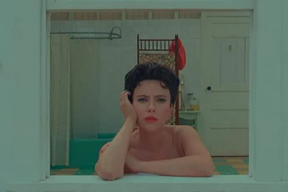 Scarlett Johansson no filme Asteroid City, ainda sem nome em português, que estreia em agosto no Brasil e tem direção de Wes Anderson.<!-- NICAID(15468302) -->