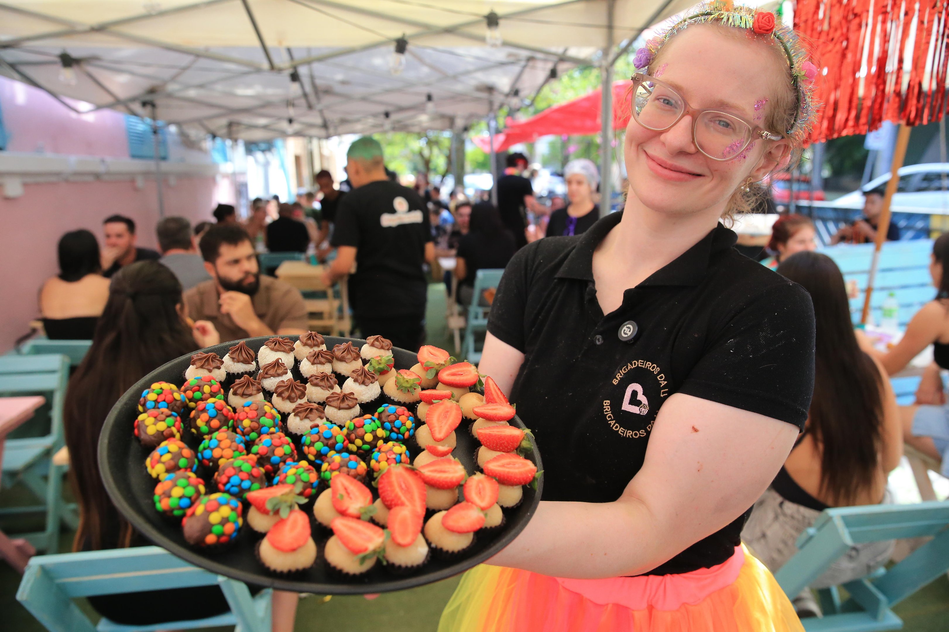 "Parece festa de crian&ccedil;a": como funciona o rod&iacute;zio de brigadeiros e salgadinhos que faz sucesso em Porto Alegre