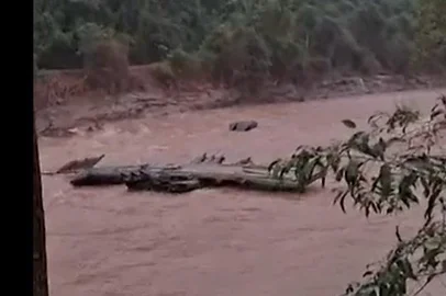 Ponte instalada pelo Exército é arrastada pelo Rio Pardinho em Sinimbu.
